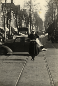 805025 Afbeelding van een verkeersagent op de kruising van de Biltstraat (achtergrond) en Wittevrouwensingel te Utrecht.